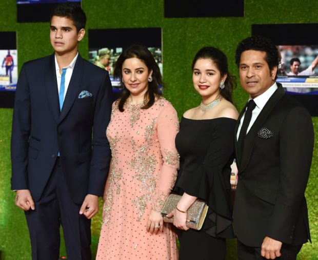 "Sachin- A Billion Dreams" Premiere: Bachchans, King Khan, Aamir Khan, Anushka Sharma, Indian ODI Team And Many More Delighted The Event With Their Presence, See Pics!
