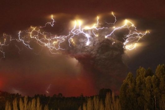 Amazing Volcano Lightning