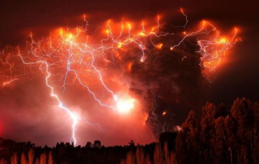 Amazing Volcano Lightning