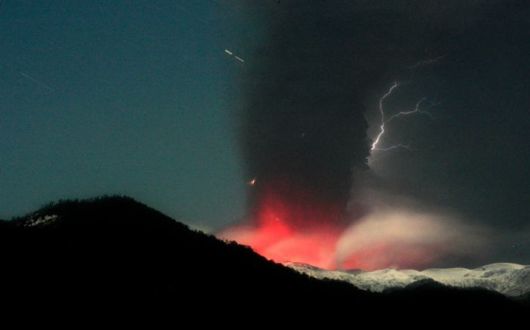 Amazing Volcano Lightning
