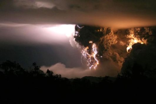 Amazing Volcano Lightning