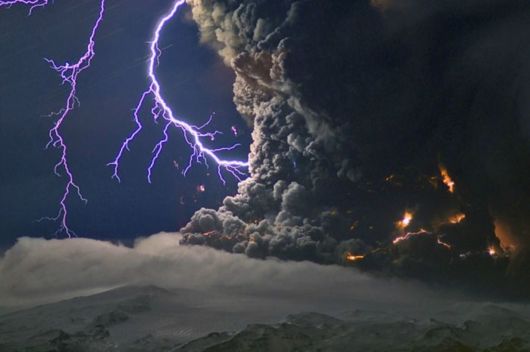 Amazing Volcano Lightning