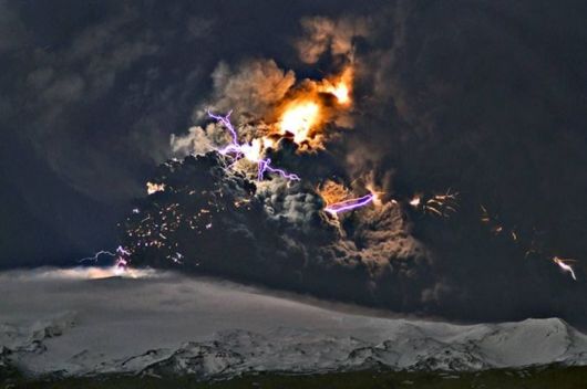 Amazing Volcano Lightning