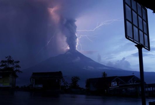 Amazing Volcano Lightning