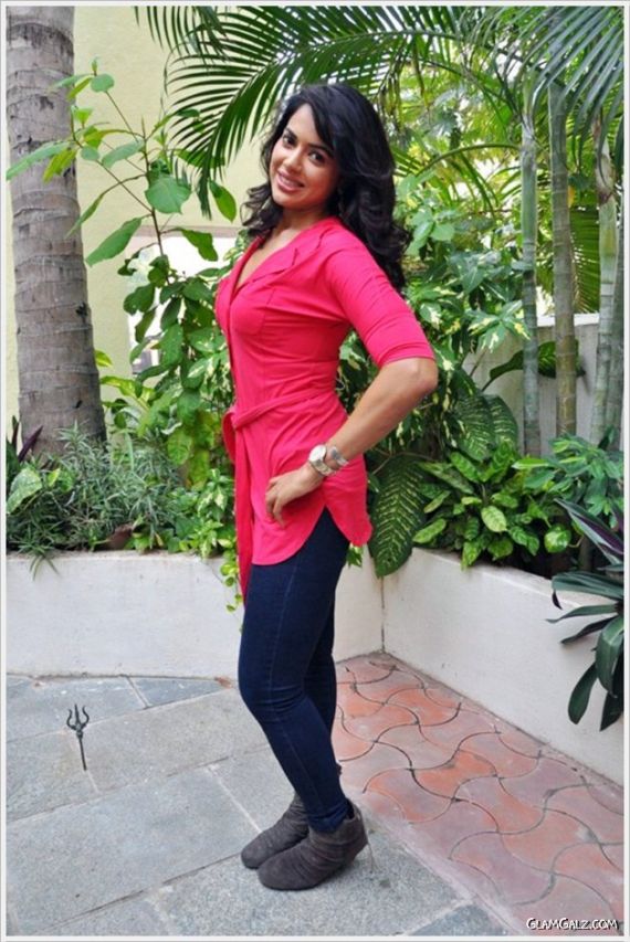 Desi Girl Sameera Reddy Photoshoot