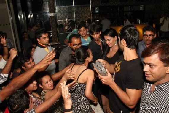 Veena Malik Looks Remarkable In Black  