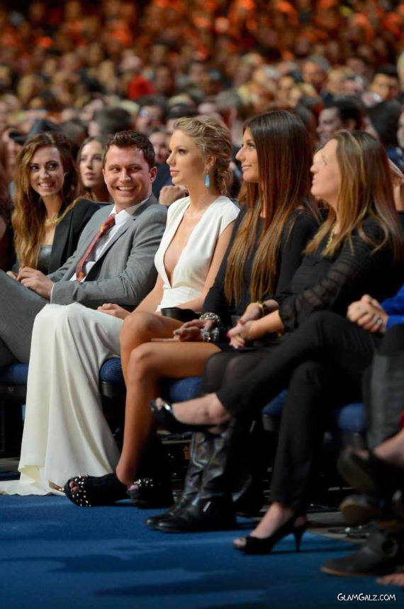 Taylor Swift At The Peoples Choice Awards
