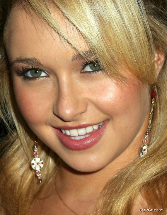 Smiling Beauty Hayden Panettiere