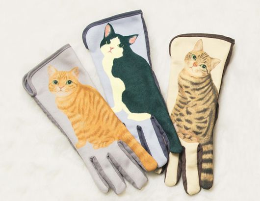 Smart Cat Gloves For Smartphones That Wag Their Tails When You Swipe