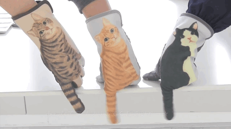 Smart Cat Gloves For Smartphones That Wag Their Tails When You Swipe